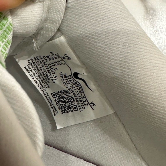 Nike White and Green Women's Sneakers - Picture 9 of 10